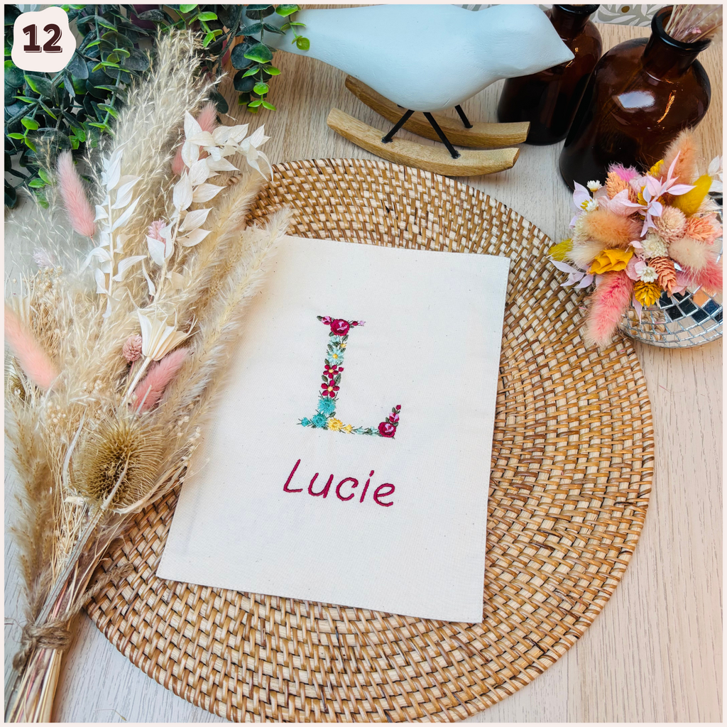 Protège carnet de santé personnalisé - Monogramme fleuri Happy Chouquettes