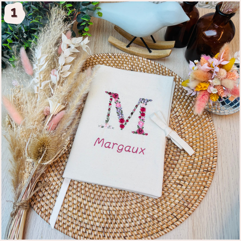 Protège carnet de santé personnalisé - Monogramme fleuri Happy Chouquettes