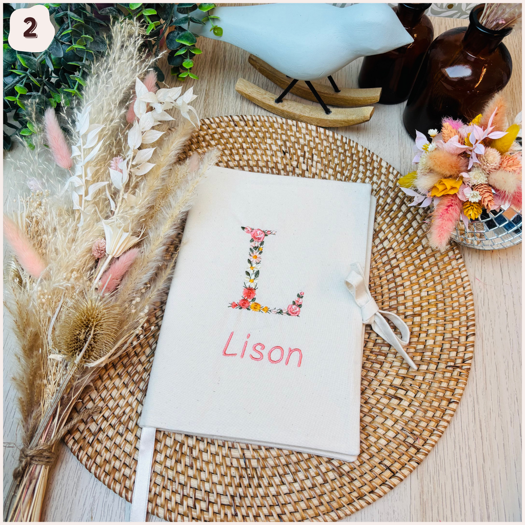 Protège carnet de santé personnalisé - Monogramme fleuri Happy Chouquettes