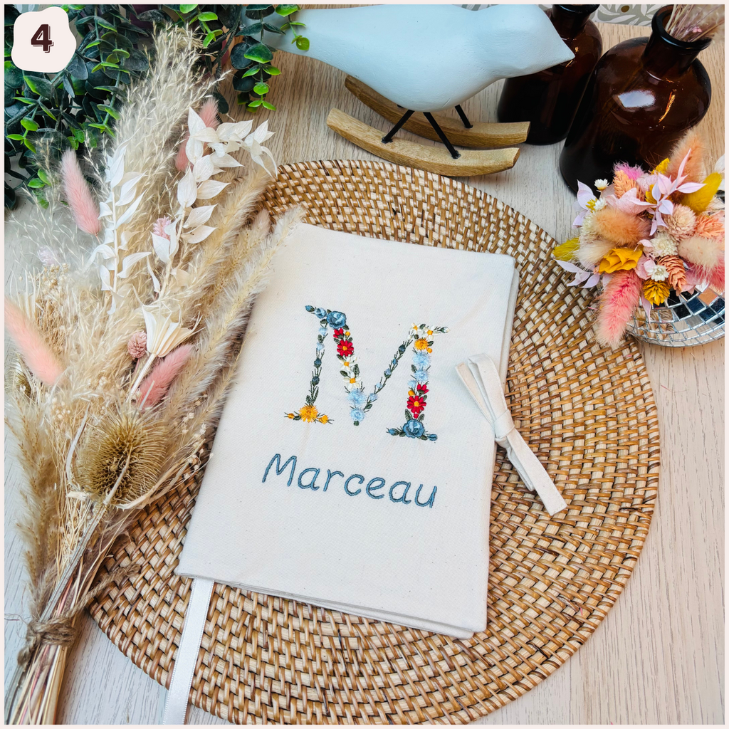 Protège carnet de santé personnalisé - Monogramme fleuri Happy Chouquettes