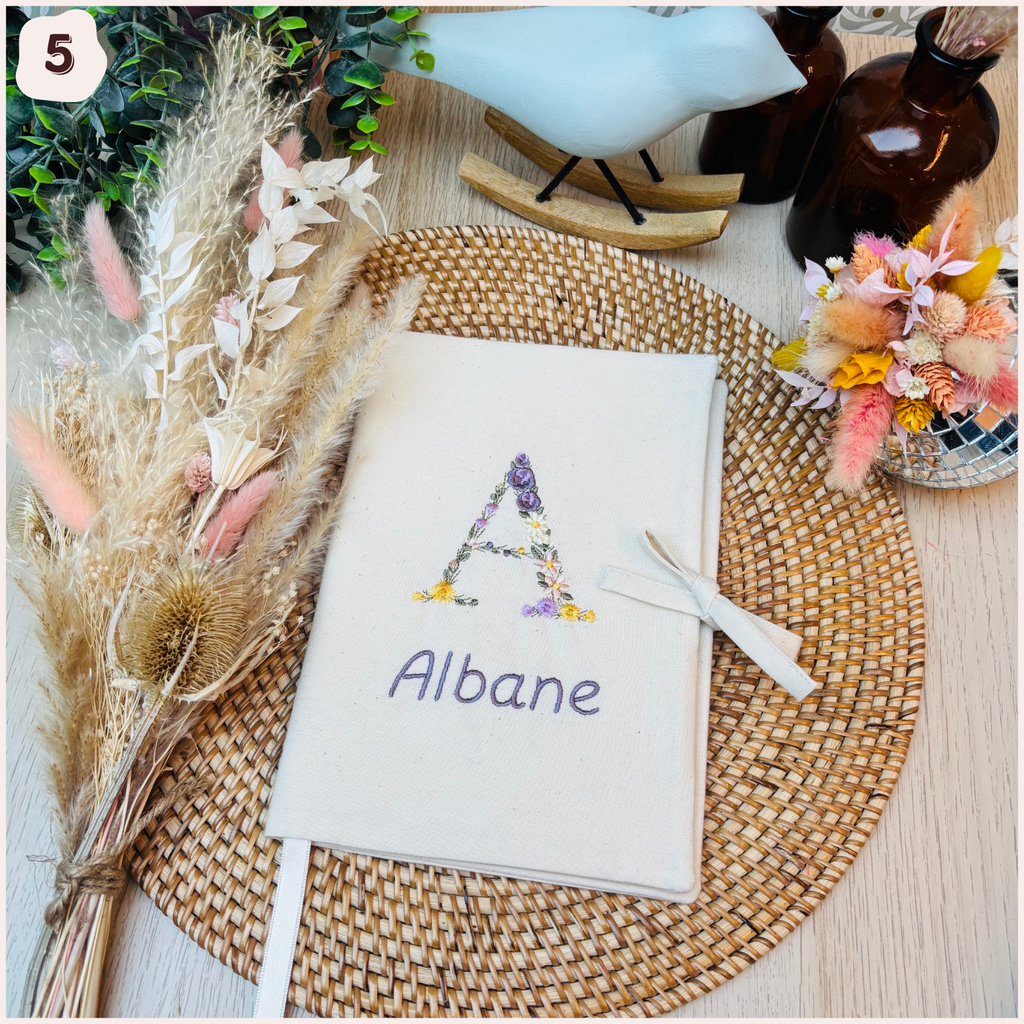 Protège carnet de santé personnalisé - Monogramme fleuri Happy Chouquettes