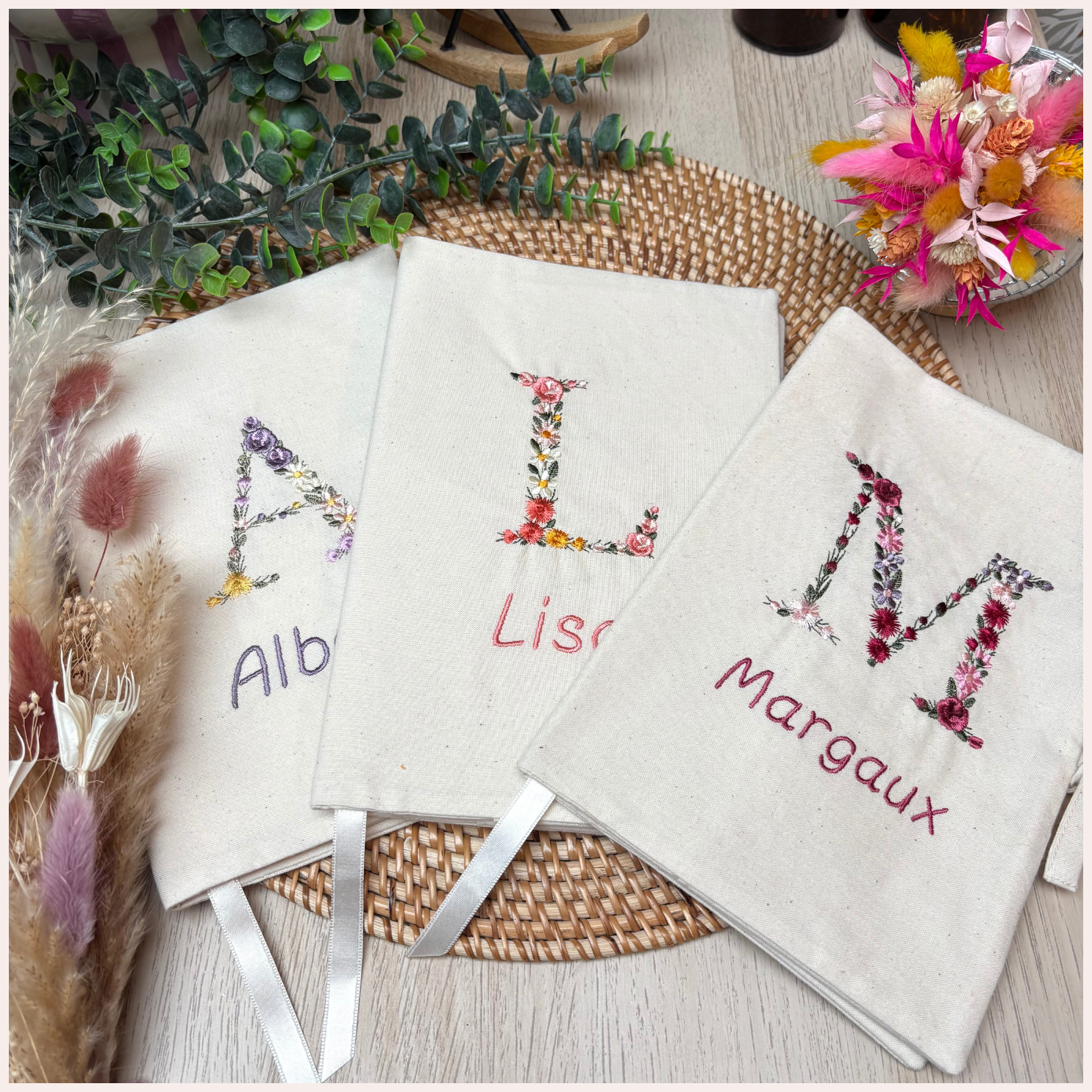 Protège carnet de santé personnalisé - Monogramme fleuri Happy Chouquettes